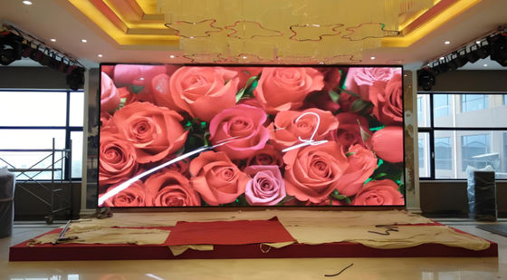 Painel LED P3 ultra fino para interiores com instalação montada na parede e brilho de 1200CD